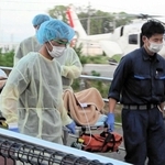 ドクターヘリで運ばれてきた患者を運び入れる病院スタッフら＝加古川市神野町神野、加古川医療センター