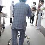 廊下でリハビリに励む入院患者。医師らが症状の変化を評価する＝加古川市神野町神野、加古川医療センター