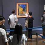 代表作「夜のカフェテラス」を間近に見ようと列をつくって鑑賞する人ら＝２０日午前、神戸市立博物館（撮影・大田将之）