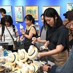 ミッフィーとのコラボ商品などもあり、グッズ売り場も盛況＝２０日午前、神戸市立博物館（撮影・大田将之） 