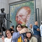 大ゴッホ展の会場前で記念撮影する来館者たち＝２０日午前、神戸市立博物館（撮影・大田将之）