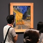 代表作「夜のカフェテラス」を間近で鑑賞する人たち＝２０日午前、神戸市立博物館（撮影・大田将之）