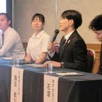 記憶の継承などについて意見を交わす大学生や高校生＝神戸ポートピアホテル