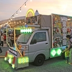 電飾された車両展示や飲食ブースなどが並ぶ会場＝尼崎市船出