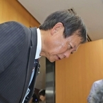 政務活動費の不適切使用で辞職願を出した松井重樹県議。会見で釈明し、頭を下げる＝２３日午後、兵庫県庁（撮影・笠原次郎）