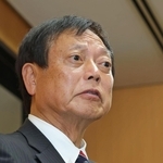 政務活動費の不適切使用で辞職願を出した松井重樹県議。会見で釈明した＝２３日午後、兵庫県庁（撮影・笠原次郎）