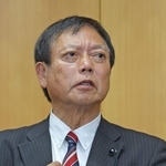 政務活動費の虚偽の申請について説明する松井重樹県議＝２３日午後、兵庫県庁（撮影・笠原次郎）