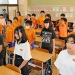 「光る海の城」を歌う港島学園６年生の児童。学校で４５年近く歌い継がれている＝神戸市中央区港島中町３