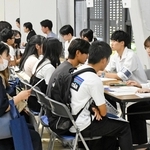 現役学生から話を直接聞くコーナーに、多くの中高生や保護者が詰めかけた＝神戸市中央区浜辺通５