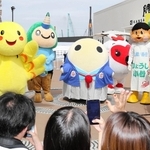 兵庫や新潟県、京都府などのキャラクターが記念撮影に応じた「ひょうごフレンドシップウィーク」＝大阪市此花区の夢洲