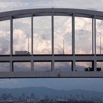 夏の雲を背景に架かる六甲アイランド大橋のアーチ＝神戸市東灘区の六甲大橋から