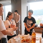 企業担当者と大学生らが交流した「Ｍラボ」の会合＝神戸市中央区加納町４、アンカー神戸