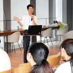 大学生らに企業の魅力を話す担当者＝神戸市中央区加納町４、アンカー神戸