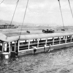 漁礁として沈められる神戸市電の廃車＝１９７０（昭和４５）年３月、神戸・須磨沖