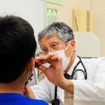 診察をする小児科医＝豊岡市戸牧、公立豊岡病院