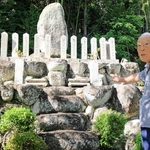 戦没者慰霊碑について「昔のような手入れができなくなった」と話す広瀬陸洋さん＝加古川市志方町西中
