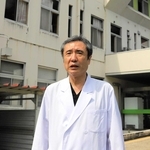 病床をなくす方針が示されたことを説明する吉嶺文俊院長＝新潟県十日町市、新潟県立松代病院