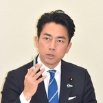 防災や拉致問題などについて質問に答える小泉進次郎農相＝東京・永田町（撮影・名倉あかり）