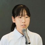 自身の悩みに向き合った経験を発表し、最優秀賞を受賞した片野那知佳さん＝中央区東川崎町１、神戸クリスタルタワー