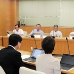 主要４会派が再び継続審議を主張した総務常任委員会＝県庁