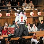 花道に登場した片岡愛之助さん＝出石永楽館