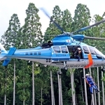 ヘリコプターから降下する警察官ら＝兵庫県猪名川町差組
