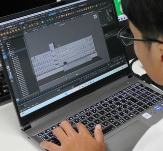 育英高校の外観を３Ｄで制作する生徒＝神戸市長田区長尾町２、育英高校