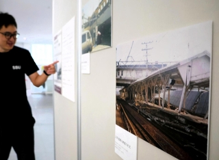 阪神・淡路大震災で被害を受けた駅や鉄道の様子を紹介する特別展＝神戸市中央区脇浜海岸通１