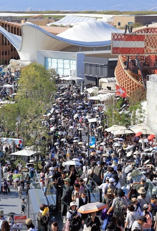 大勢の人でにぎわう大阪・関西万博会場＝１日午後、大阪市此花区（撮影・吉田敦史）