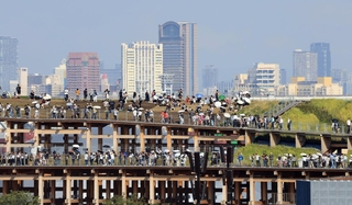 大屋根リングの上で過ごす人たち＝１日午後、大阪市此花区（撮影・吉田敦史）