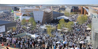 大勢の人でにぎわう大阪・関西万博会場＝１日午後、大阪市此花区（撮影・吉田敦史）