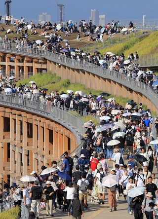 大勢の人でにぎわう大屋根リング＝１日午後、大阪市此花区（撮影・吉田敦史）