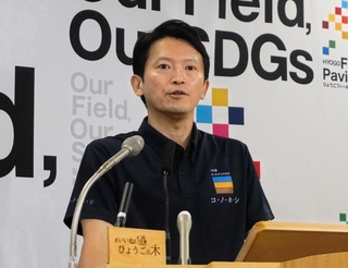 定例会見で話す斎藤元彦兵庫県知事＝１日午後、県庁