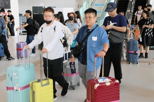 神戸空港に降り立った訪日客ら＝神戸市中央区