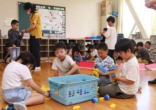 伊丹市立神津小学校の校舎の一角で開かれている学童保育＝伊丹市森本１