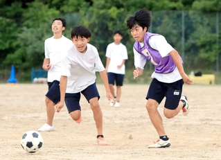 部活動の受け皿として設立された地域クラブでプレーする選手たち＝５月、兵庫県猪名川町白金１