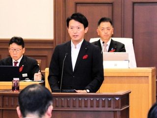 追加議案の提案説明をする斎藤元彦知事＝兵庫県議会（撮影・岩崎昂志）