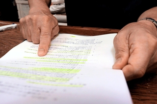 「解雇をにおわせた退職勧奨はパワーハラスメントに当たる」と記された就業規則を示す男性＝芦屋市