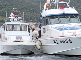 警備艇による物資輸送の訓練で、徳島県警の「なると」（左）へ物資を引き渡す兵庫県警の「ぬのびき」＝徳島県鳴門市の亀浦港沖（兵庫県警提供）