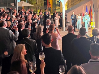 東西ドイツ統一３５年を祝って乾杯する日独関係者ら＝大阪・関西万博ドイツ館