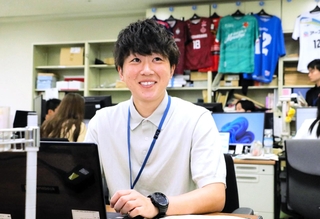 女子サッカーのなでしこリーグでプレーし、９月から兵庫県庁で働く巴月優希さん＝県庁