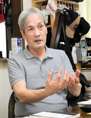 事件からの１５年を振り返り、被害者支援活動への思いを語る堤敏さん＝神戸市北区小倉台６