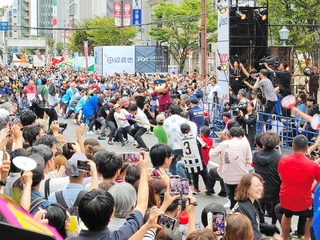 沿道を埋め尽くすほどの人出の中、三宮と元町の境界線を巡って激戦が繰り広げられた＝４日午後、神戸市中央区三宮町２
