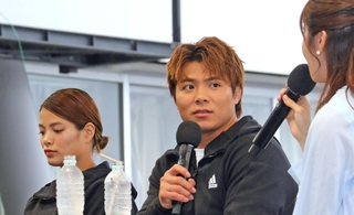 日常生活や競技との向き合い方について語る阿部一二三選手（右から２人目）、阿部詩選手（同３人目）＝いずれも５日午後、大阪市此花区の夢洲