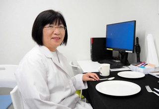 「網膜色素変性症」の患者の見え方や視野の検査について説明する前田亜希子医師＝神戸市中央区港島南町２、同市立神戸アイセンター病院