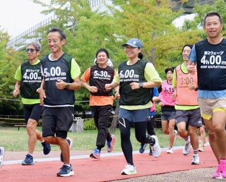 神戸マラソン本番に向け、タイムを意識しながら走るペースセッターたち＝神戸市中央区小野浜町、みなとのもり公園