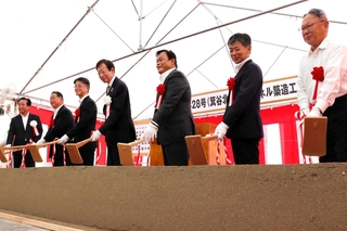 起工式で行われたくわ入れの様子＝神戸市北区山田町原野