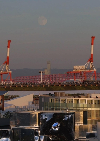 大阪・関西万博会場からも見えた中秋の名月＝６日午後、大阪市此花区から（撮影・吉田敦史）