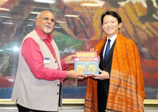 グジャラート州日本国名誉領事のムケシュ・パテル氏（左）から記念品を受け取る斎藤元彦知事＝兵庫県庁