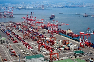 神戸港のコンテナ岸壁＝神戸市中央区、ポートアイランド２期